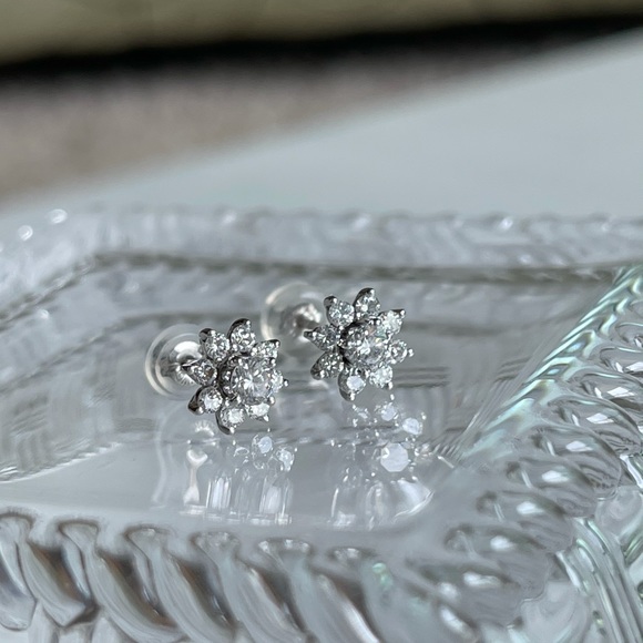 Diamond Studs Earring - Picture 8 of 10